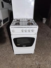 fornello a quattro fuochi più forno 