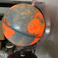 Mappamondo illuminato vintage