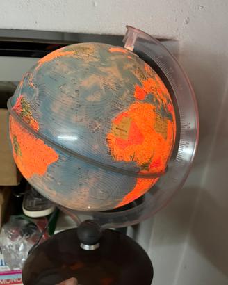 Mappamondo illuminato vintage
