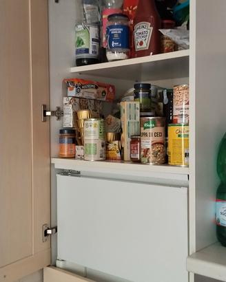 colonna con frigorifero ad incasso ed anta sopra
