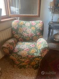 Poltrona rivestita con stoffa a fiori