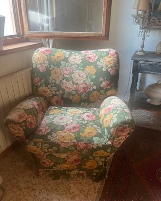 Poltrona rivestita con stoffa a fiori