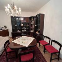 Mobile e tavolo con sedie da Soggiorno