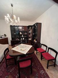 Mobile e tavolo con sedie da Soggiorno