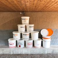 Bidone in plastica con coperchio