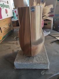Vaso in ottone con basamento granito