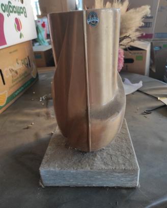 Vaso in ottone con basamento granito