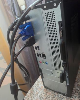 Pc  più monitor e tutti i cavi.