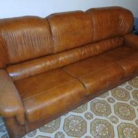 divano e poltrona in pelle