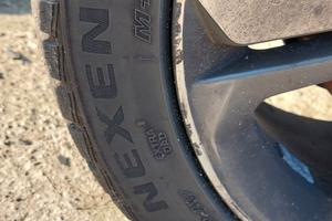  Gomme invernali completi di cerchi in lega 