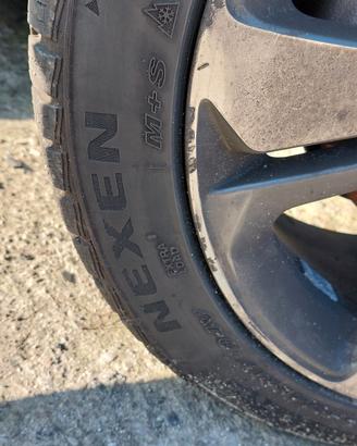  Gomme invernali completi di cerchi in lega 