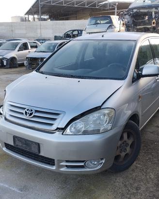 TOYOTA AVENSIS VERSO ricambi usati 