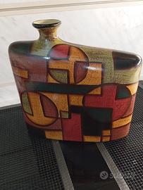 Vaso con geometrie e caldi colori