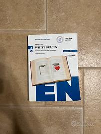 Libro di inglese white spaces 2