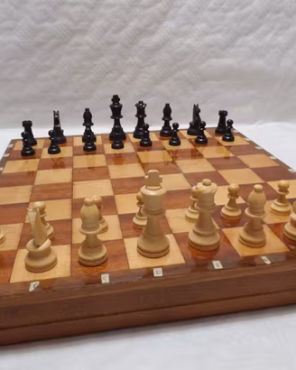 Scacchiera in legno della metà del XX secolo 