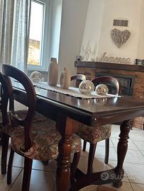 Tavolo e sedie in legno noce