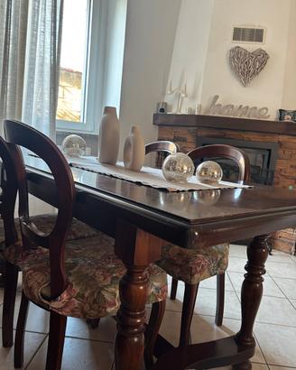Tavolo e sedie in legno noce
