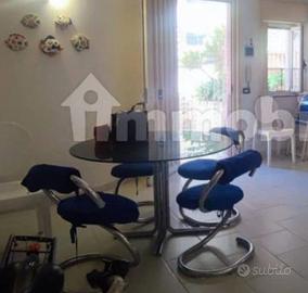 tavolo in vetro acciaio e 6 sedie  anni 70