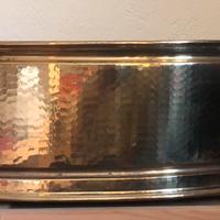 Portavasi ovale in ottone su ruote