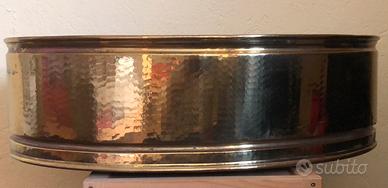 Portavasi ovale in ottone su ruote