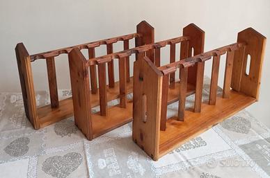 3 cantinette portabottiglie in legno.