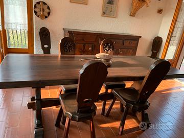 Soggiorno in legno completo di tavolo,sedie mobile