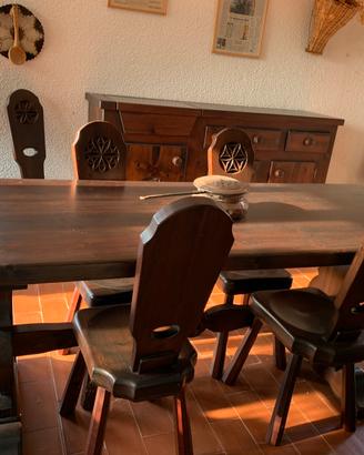 Soggiorno in legno completo di tavolo,sedie mobile