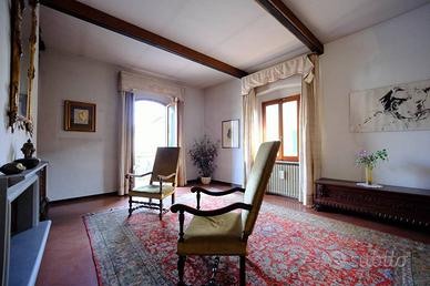 Casa indipendente di 300 m² con più di 5 locali a 