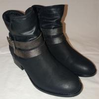 Stivaletti neri taglia 39