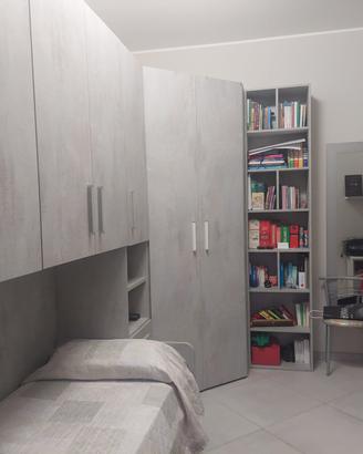 Cameretta completa con doppio letto ad angolo
