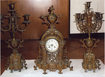 Orologio con due candelabri