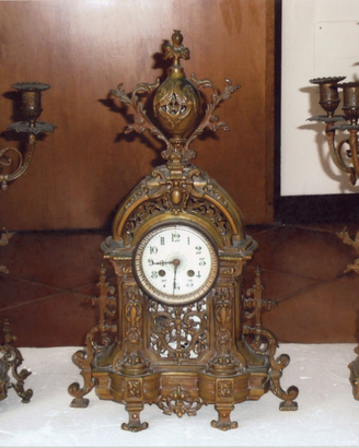 Orologio con due candelabri
