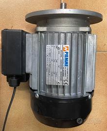 Motori elettrici  220 v  -  380 v