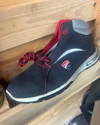 Scarpe antinfortunistiche nuove