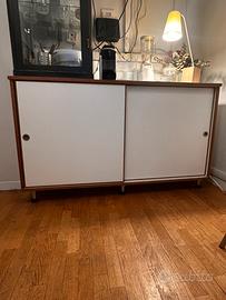 Mobiletto bianco con profilature in legno naturale