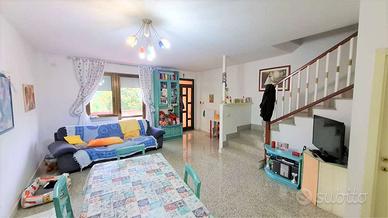 GRAZIOSA VILLETTA A SCHIERA con CORTE