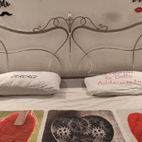 Letto in ferro battuto lavorato a mano.