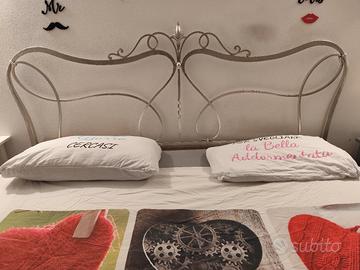 Letto in ferro battuto lavorato a mano.