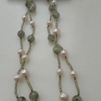 Collana a filo lungo di perle e prehnite verde