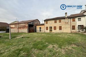 ACCOSTATA, DA RISTRUTTURARE, CON ANNESSO FIENILE