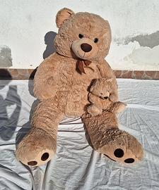 orso peluche gigante con un piccolo cucciolo