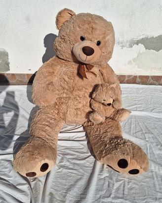 orso peluche gigante con un piccolo cucciolo