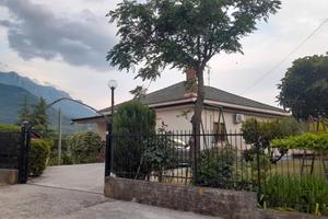 Villa con terreno annesso