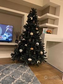 Albero di Natale con decorazioni