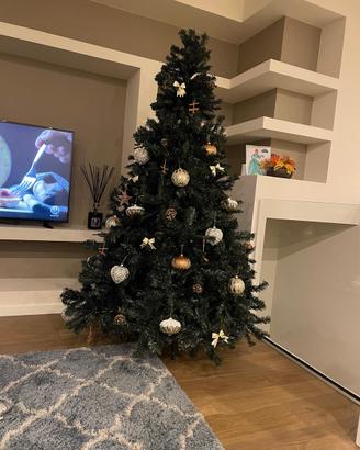 Albero di Natale con decorazioni