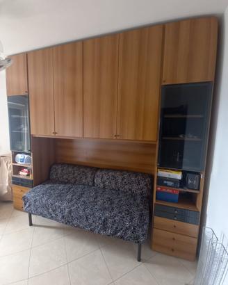 Armadio ponte con divano letto