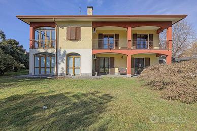 Villa di 260 m² con più di 5 locali e box auto dop