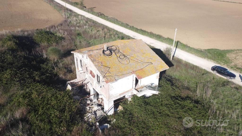 Rustico / Casale di 160 m² con più di 5 locali a T - Vista 3