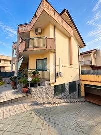 VILLA A SCHIERA D'ANGOLO A SANT'ARPINO