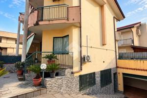 VILLA A SCHIERA D'ANGOLO A SANT'ARPINO